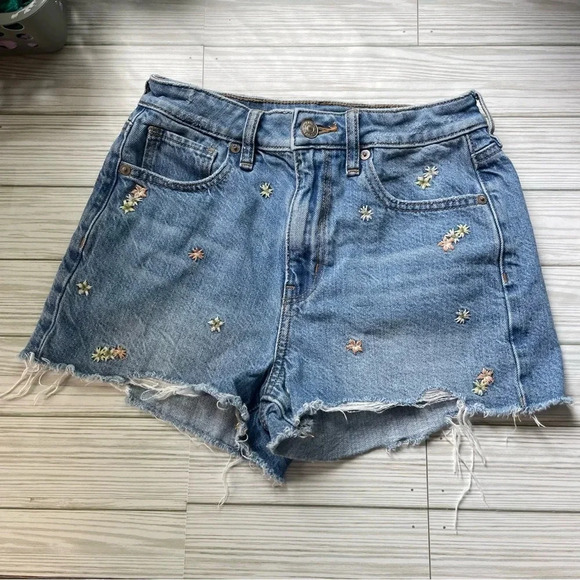 American Eagle Outfitters Pants - American eagle high rise embroidered mom shorts size 00